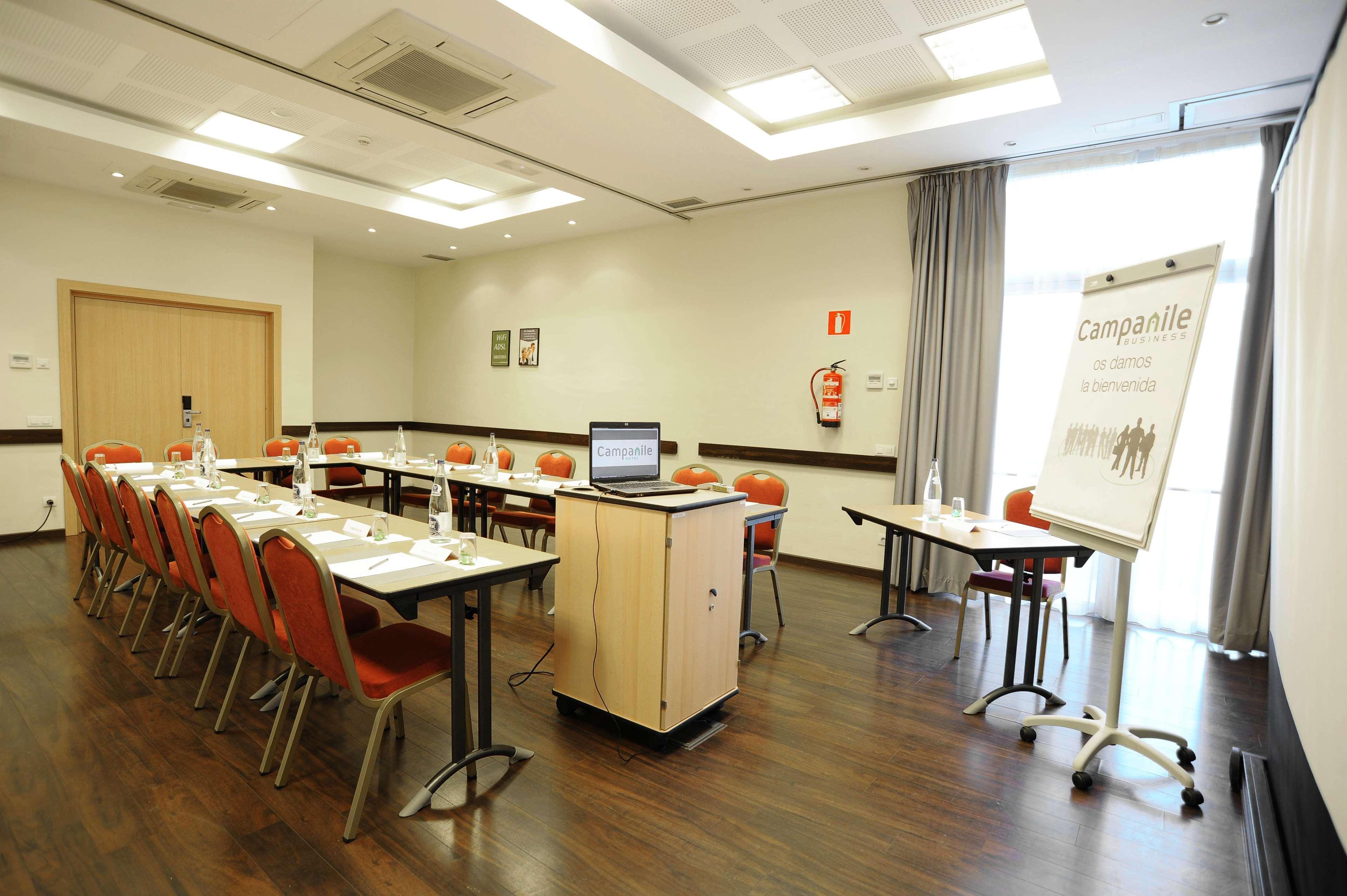 Travelodge Bcn Cornella Fira Cornellà de Llobregat Екстериор снимка
