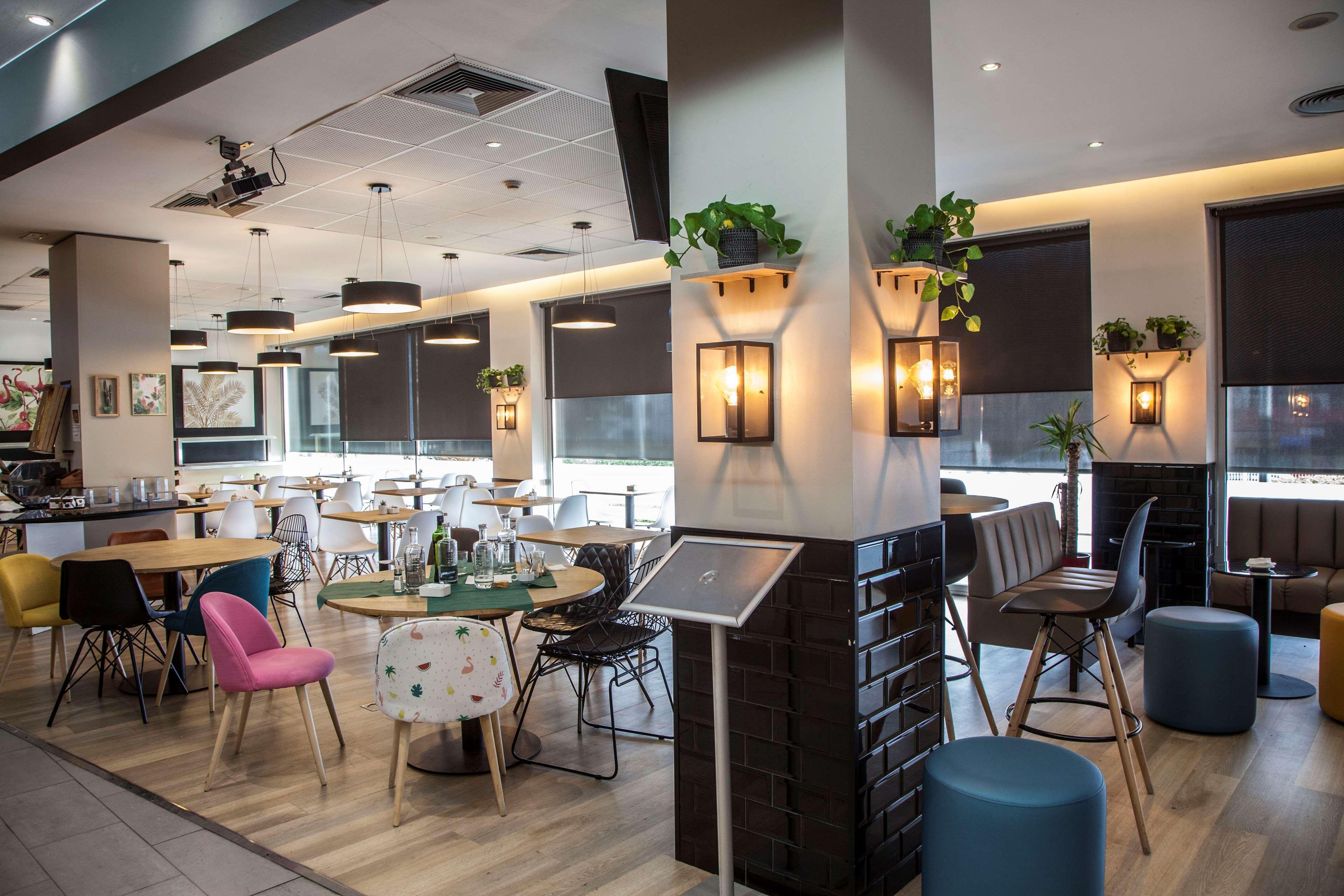 Travelodge Bcn Cornella Fira Cornellà de Llobregat Екстериор снимка