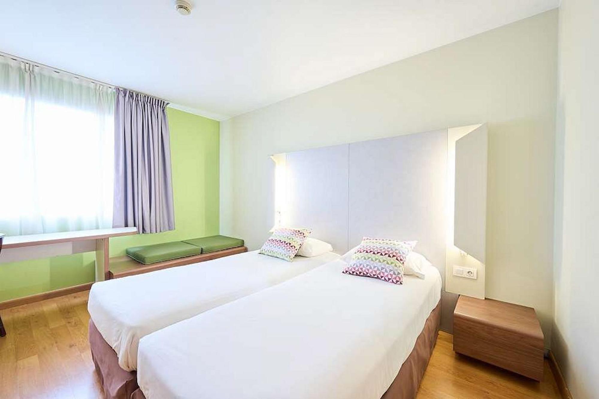 Travelodge Bcn Cornella Fira Cornellà de Llobregat Екстериор снимка
