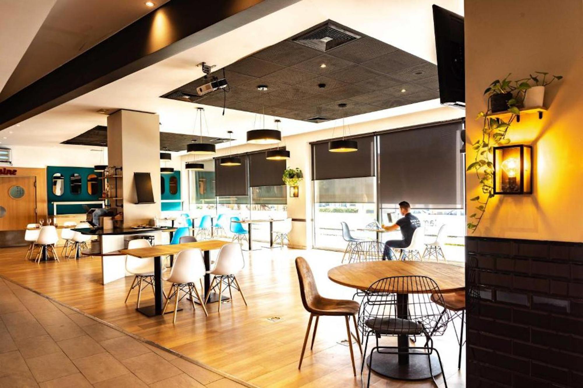 Travelodge Bcn Cornella Fira Cornellà de Llobregat Екстериор снимка